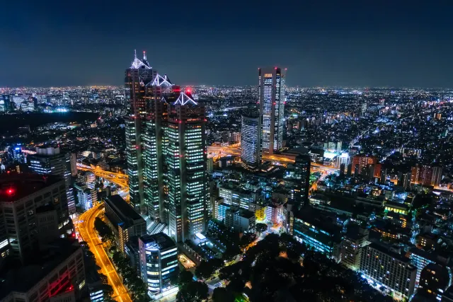 Tokyo futuriste : néons, énergie et modernité